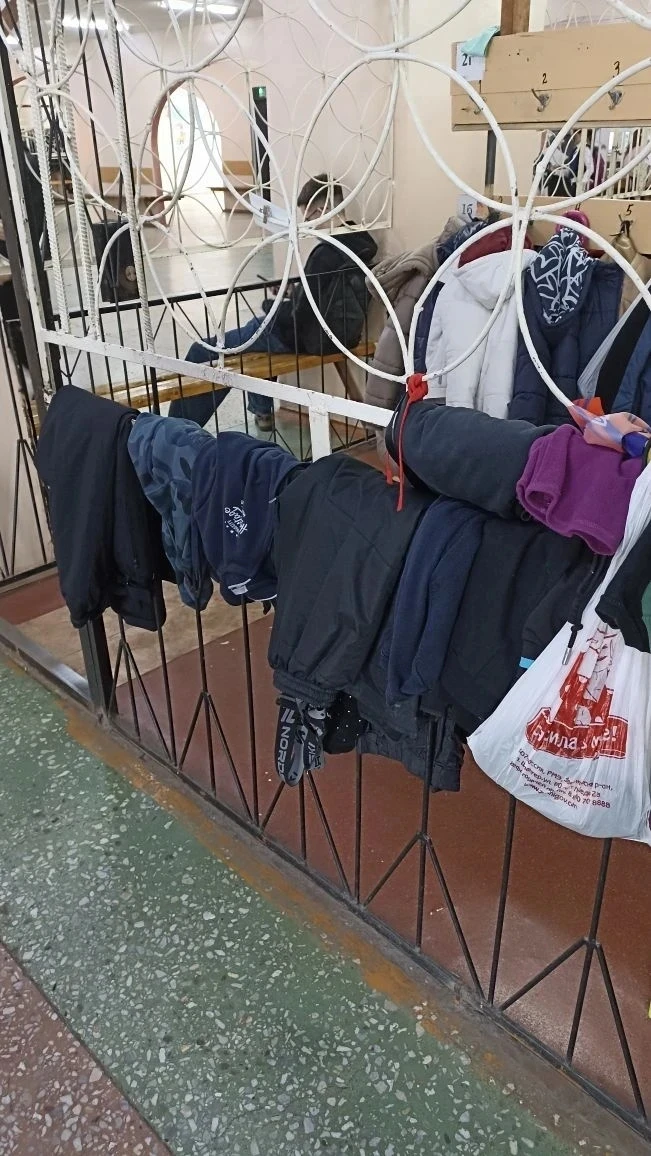 Уважаемые родители! В школе в раздевалках скопилось очень много утерянных за зиму вещей...