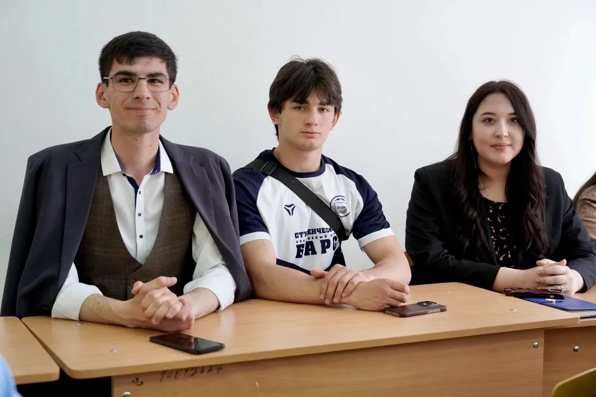 В Институте филологии прошла конференция «Фронтовая поэзия: мотивы, образы, концепты»  Участники мер