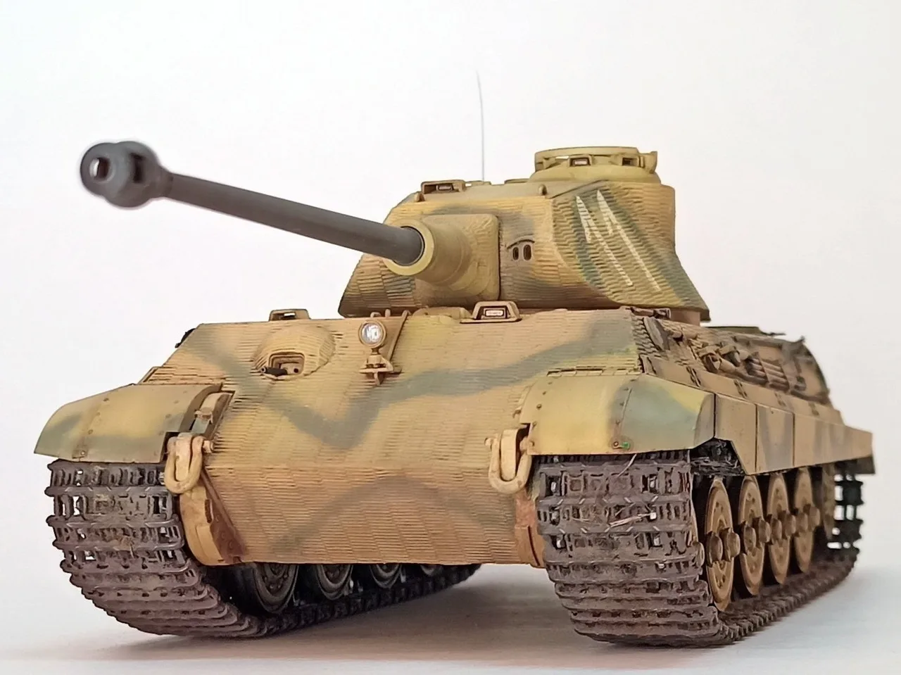 Pz.Kpfw.VI Ausf.B. Королевский тигр "с башней Порше"
1/35 Hobby Boss
Автор: Макс Мордвинов

Источник