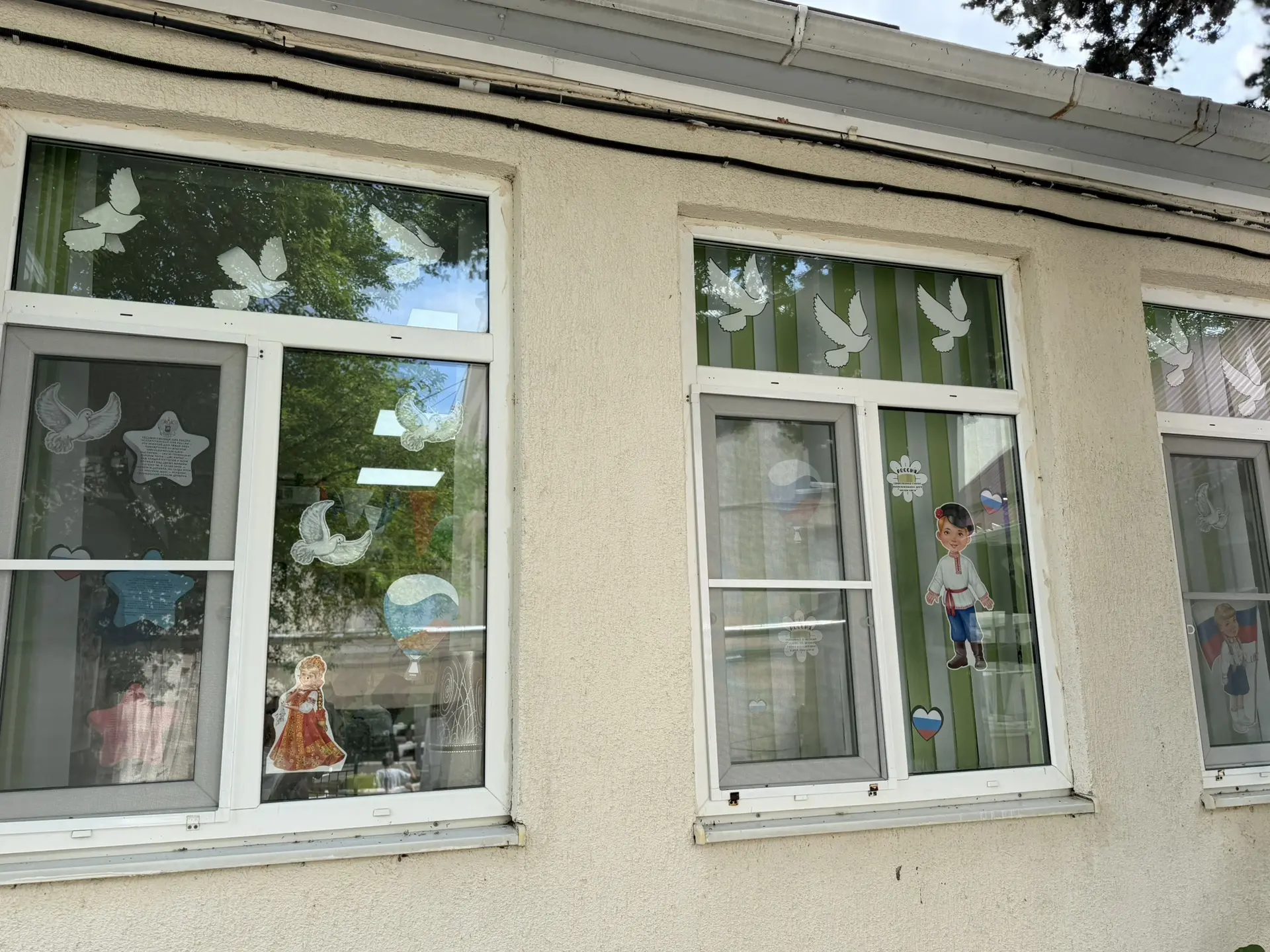 Воспитанники ЛДП «Суворовец» приняли участие в акции «Окна России» посвященной празднованию Дня Росс