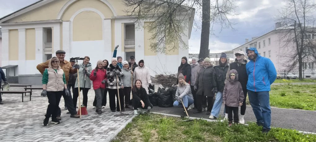 🍂 Сегодня творческий десант Дворца культуры «Металлург» продолжил череду субботников н...