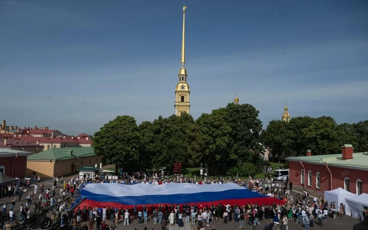 В Петропавловской крепости взвился 50-метровый триколор🔥