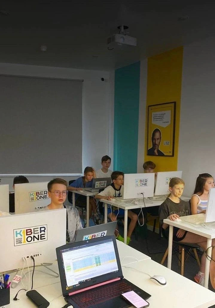 Ребёнок не вылезает из Майнкрафта? Бесплатное занятие в кибершколе в Мурманске