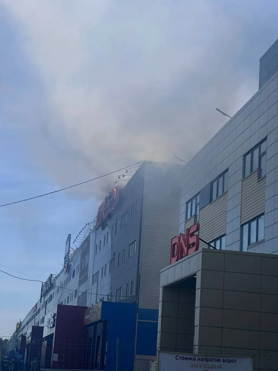 Пожарные ликвидировали открытое горение кровли здания склада на Черняховского.