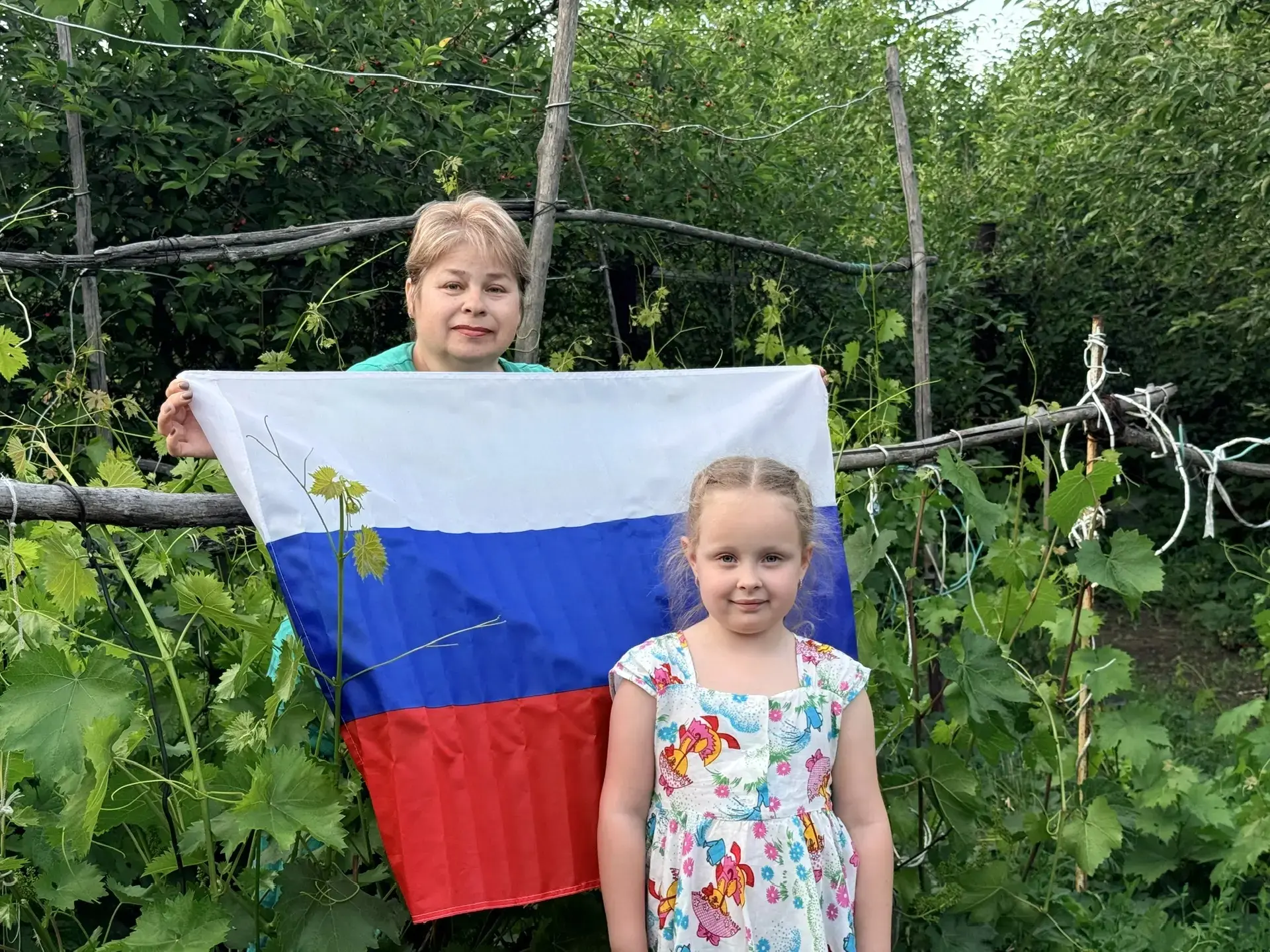 Учитель- логопед Татьяна Евгеньевна приняла участие в акциях "Флаг России 🇷🇺", " Окна...