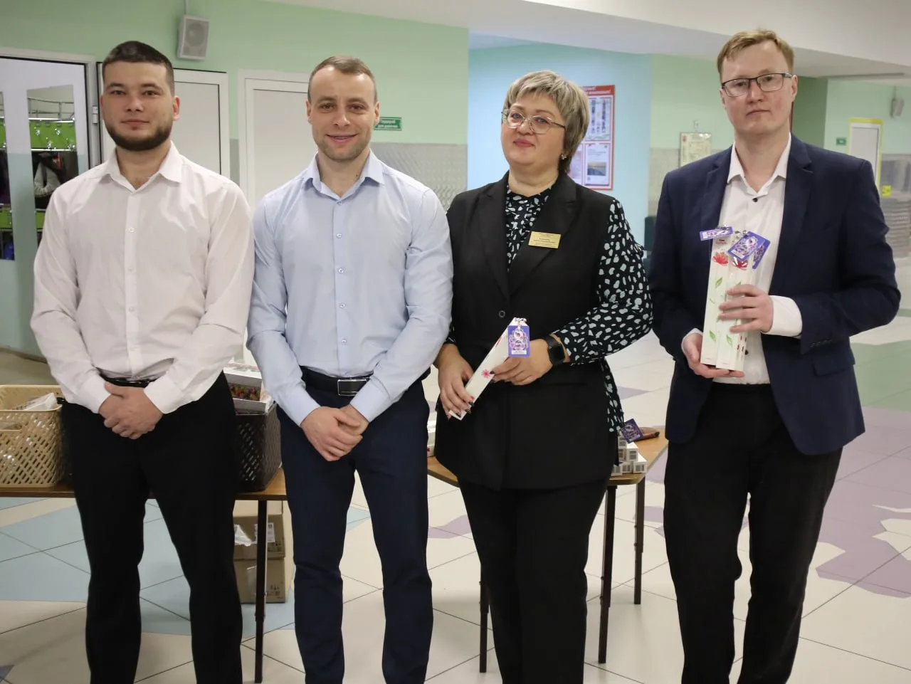 📢📢📢 Сегодня в нашей школе царила атмосфера наступающего праздника! Перед началом уроков женскую поло
