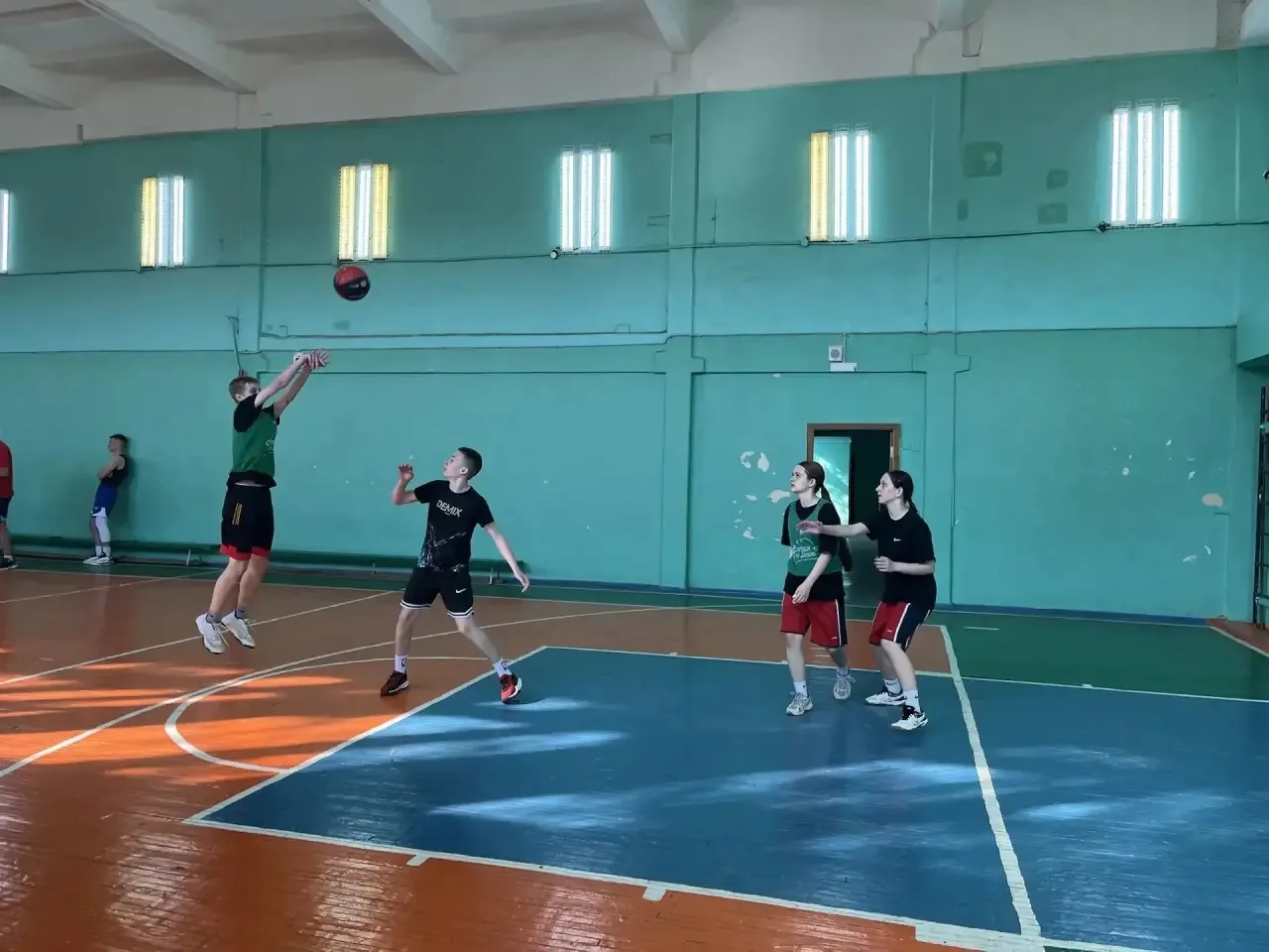🏀 Турнир по стритболу в честь 81‑й годовщины Великой Отечественной войны 🏀  Вчера в нашей школе прош