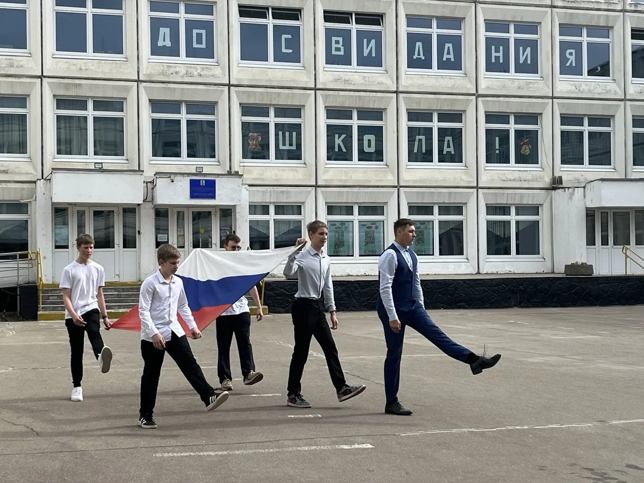 🇷🇺Учебная неделя в нашей школе началась с торжественной церемонии поднятия и выноса Государственного
