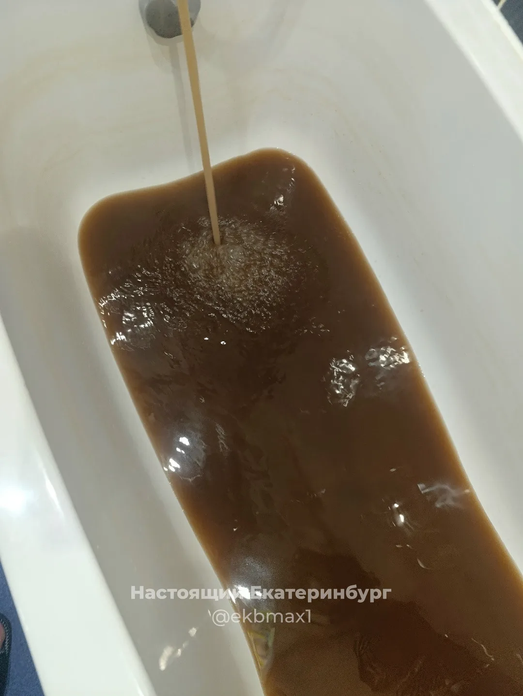 На проблемы с водой продолжают жаловаться жители района.