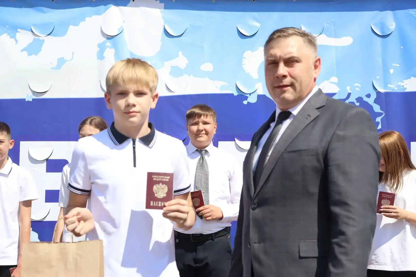 Торжественное мероприятие, посвящённое Дню России, прошло в Аткарске
 
День России - один из самых з