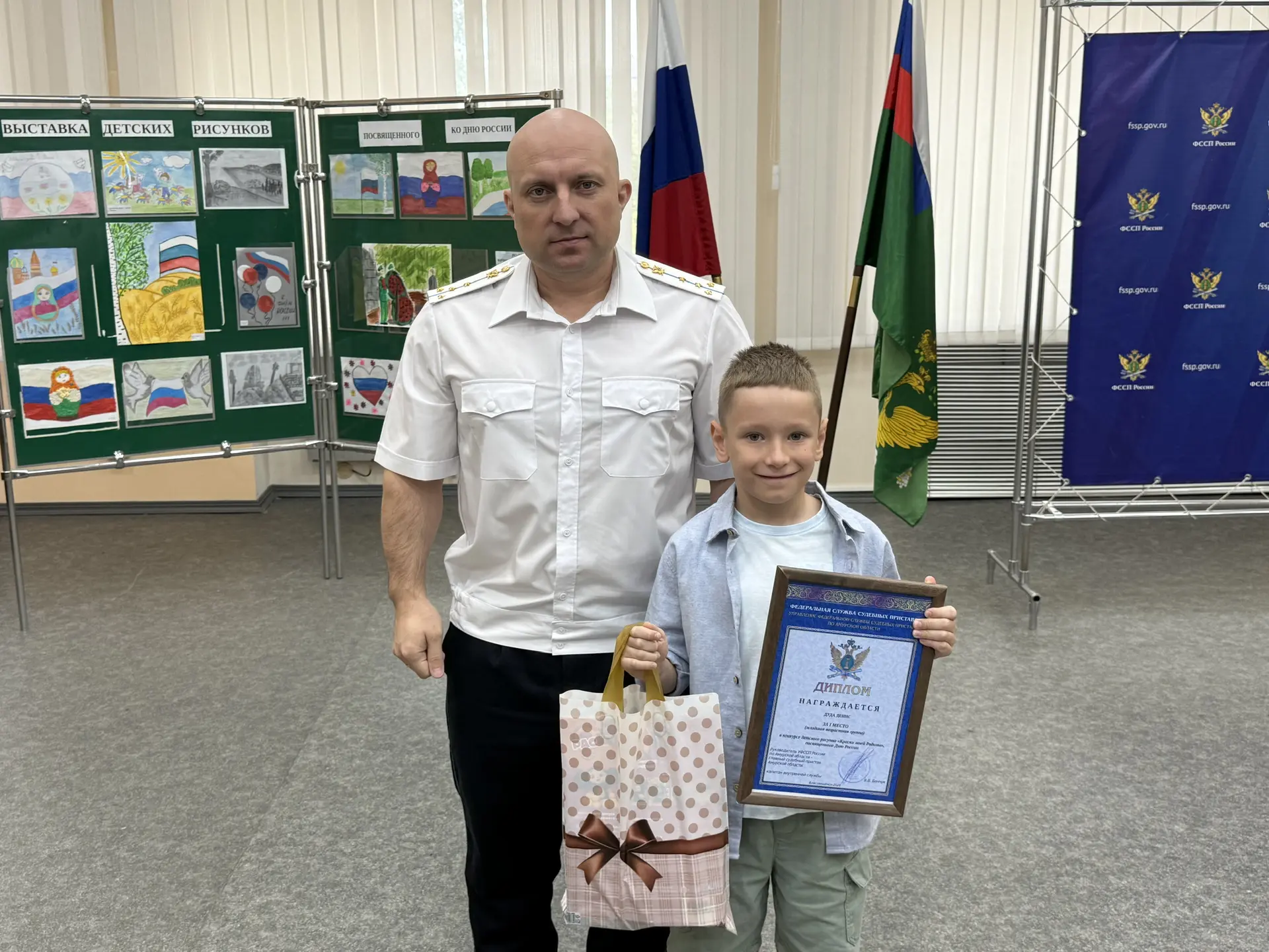 Судебные приставы провели конкурс детских рисунков «Краски моей Родины»

🎨 В преддверии Дня России 