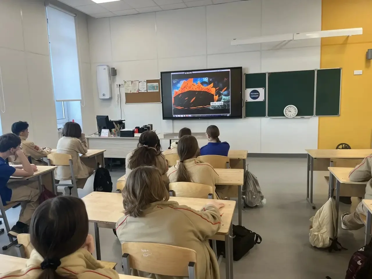 23 марта в школе прошла торжественная линейка  🇷🇺 Линейка началась с выноса флага и исполнения Госуд