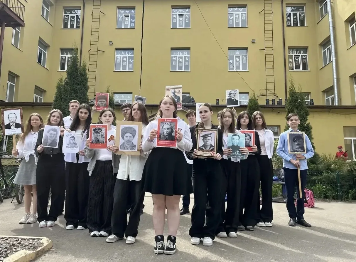 ОКНА ПОБЕДЫ. РАССКАЗЫВАЕМ О ГЕРОЯХ.    В канун Дня Победы школьное сообщество включилось во всеросси