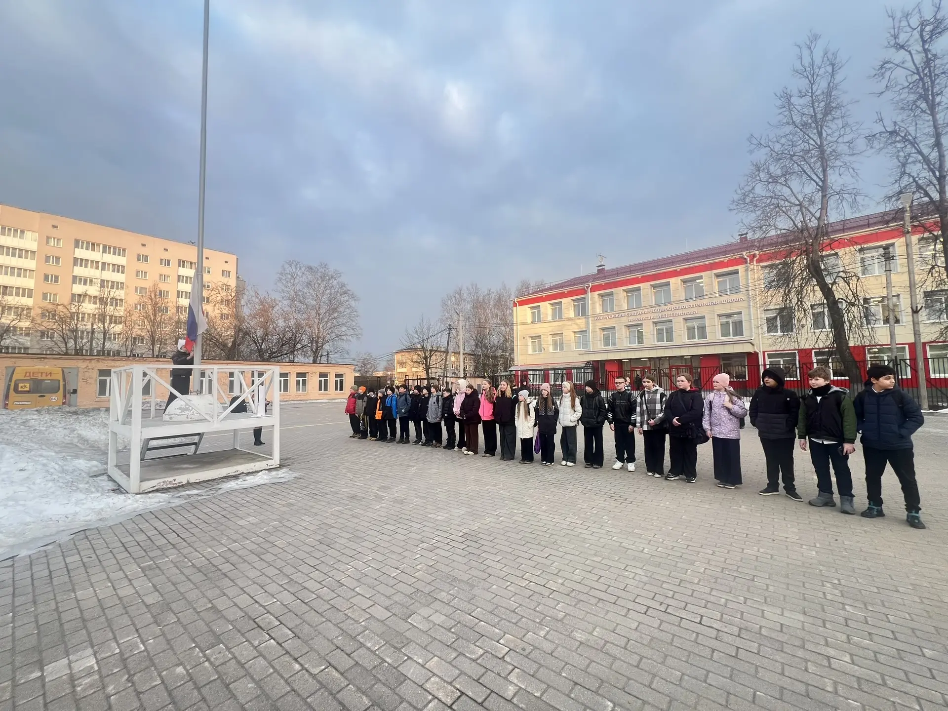 🇷🇺 Учебная неделя в Колтушской школе стартовала!  Вот и понедельник: любимая школа вновь наполнилась