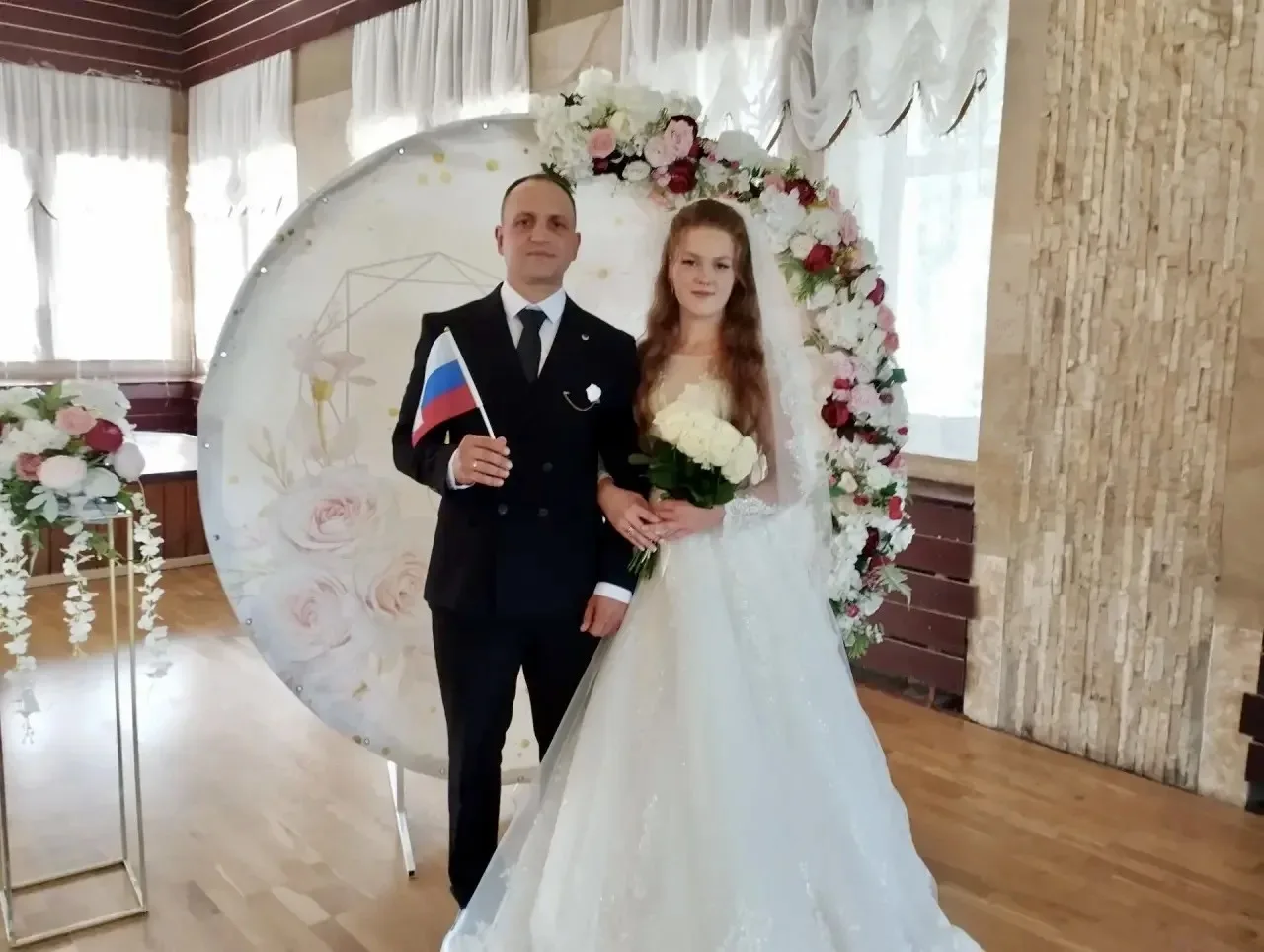 💕Два брачных союза в День Государственного флага Российской Федерации заключили в Лысы...