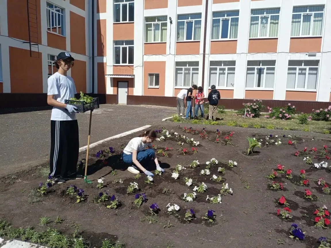 ☘️Цветы России: как наш пришкольный лагерь озеленяет территорию! Акция приуроченная к празднованию Д