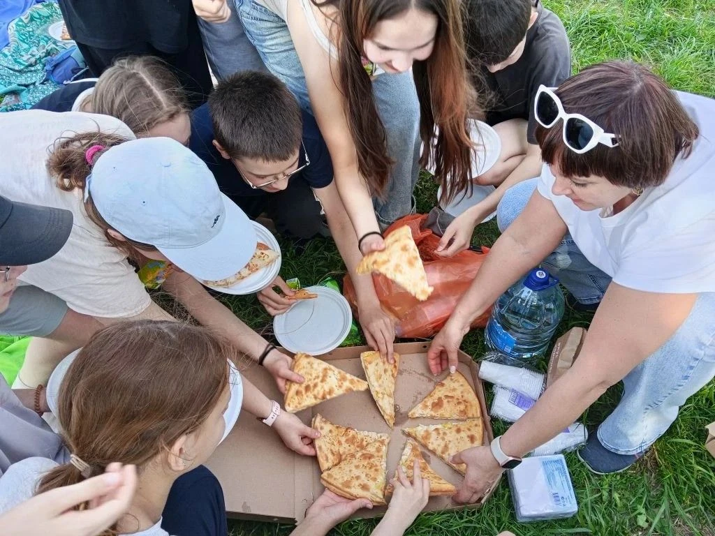 🛑Ученики 6 «Б» класса шумно и весело отметили окончание учебного года на Верх-Исетском пруду. 🔥Ребят