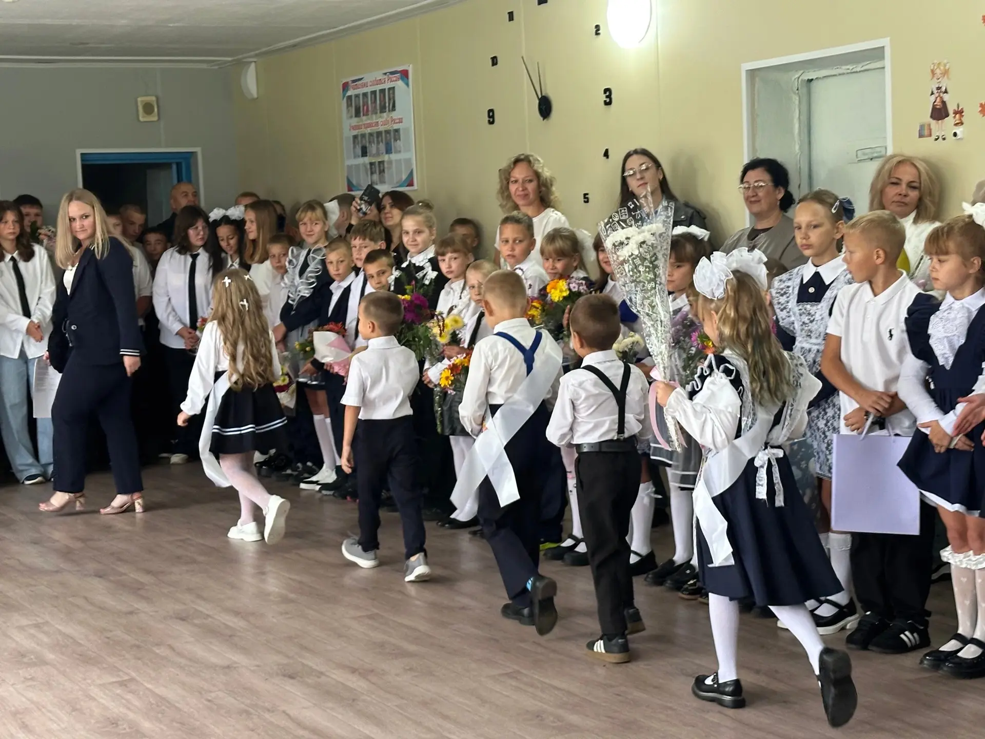 🎉 Сегодня в нашей школе состоялись праздничные линейки, посвящённые началу нового учеб...