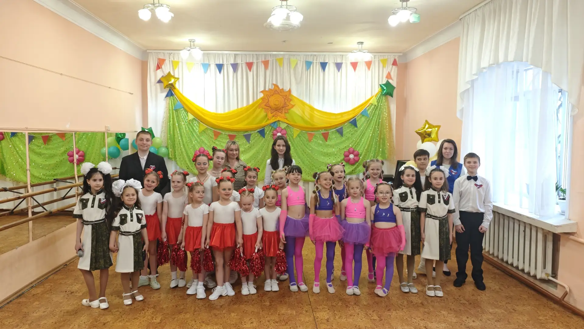 🇷🇺✨ С Днём России! ✨🇷🇺
В нашем Центре творчества состоялся праздничный концерт, посвящённый Дню 
