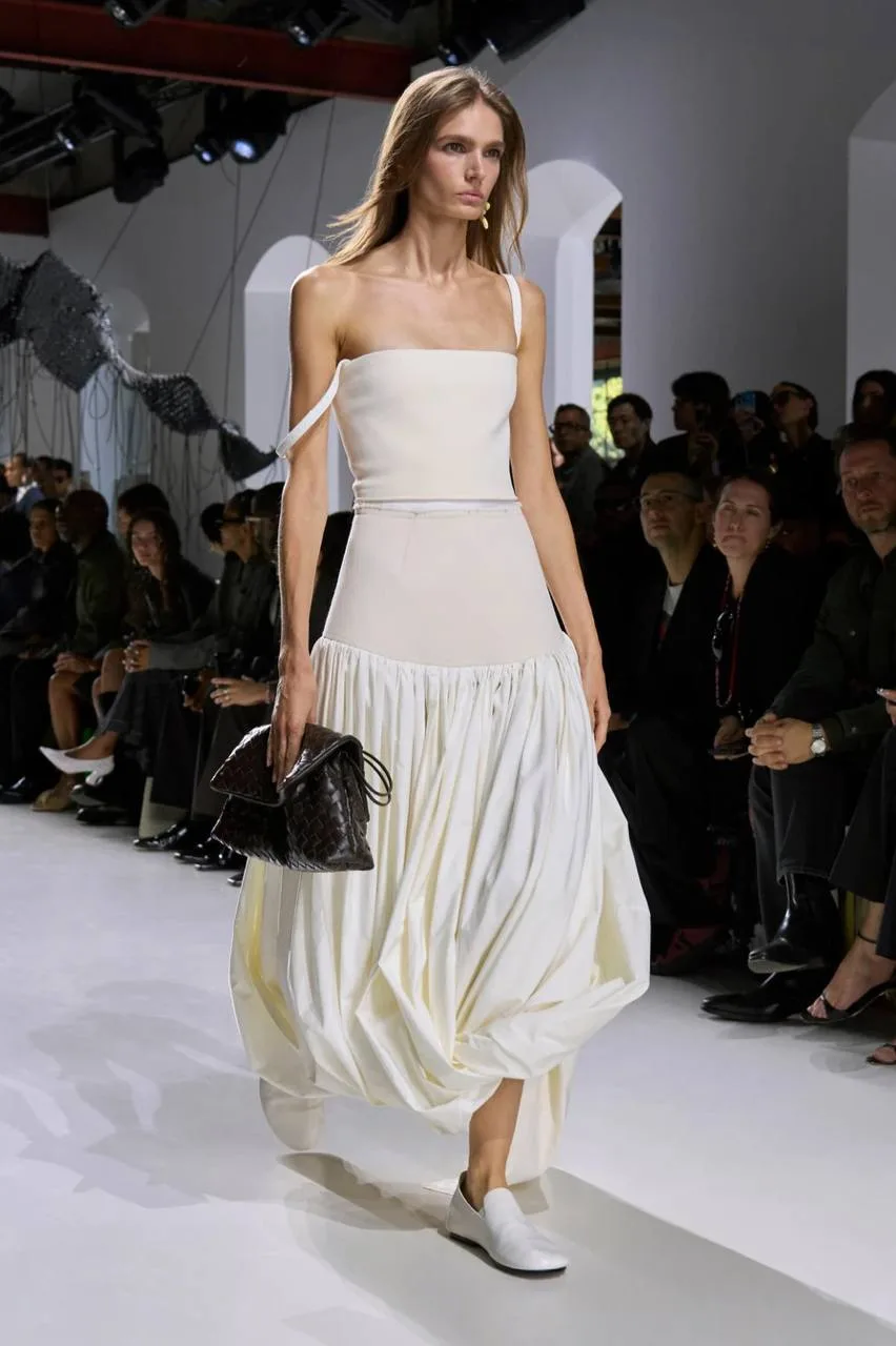 Красота несовершенства: платья Bottega Veneta с заниженной талией, хаотичными драпировк...