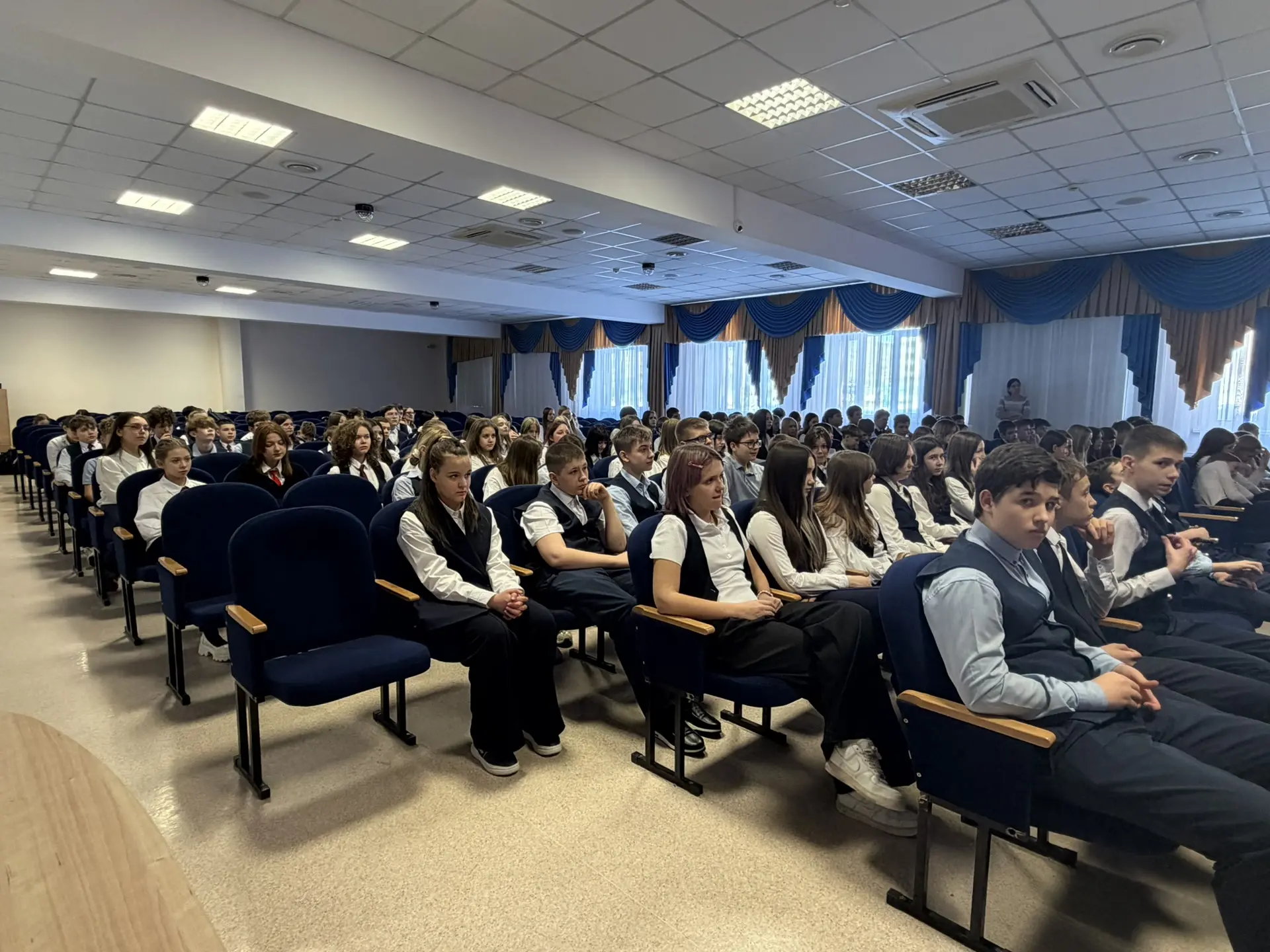 Встреча с Героем: Уроки Мужества и Силы Духа 💪🏼  Сегодня у обучающихся 7-ых классов прошла «Классная