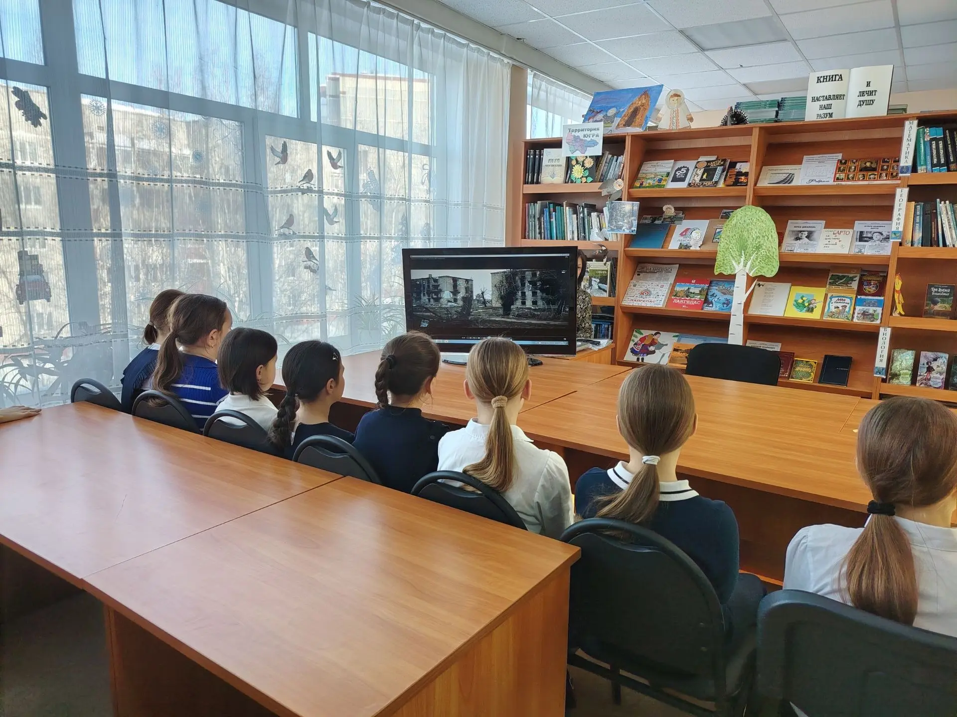 📚🇷🇺 В нашей школе состоялось торжественное открытие «Библиотечки героя». 🎖 В рамках мероприятия мы в