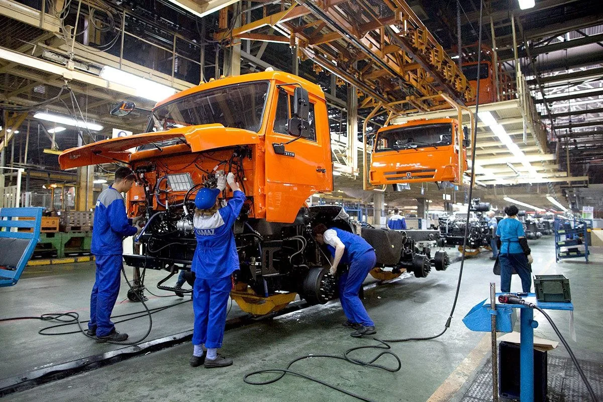 🚛«На КамАЗе из-за низкого спроса на технику сотрудникам снижают зарплаты и сокращают. По словам раб