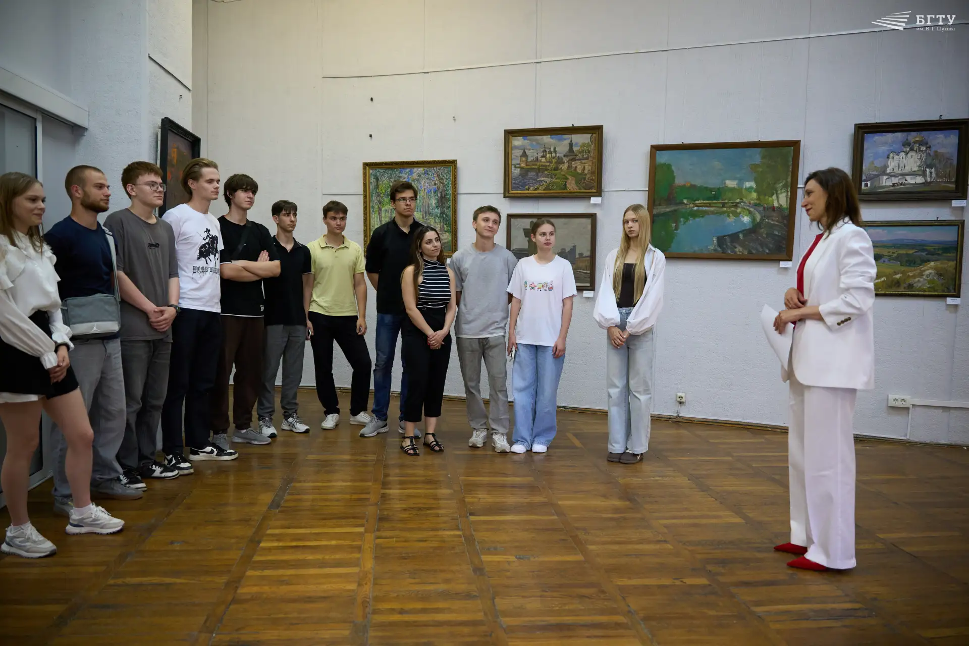В БГТУ им. Шухова открылась выставка «Красота страны Родной» 🎨🇷🇺

Экспозиция приурочена ко Дню Ро