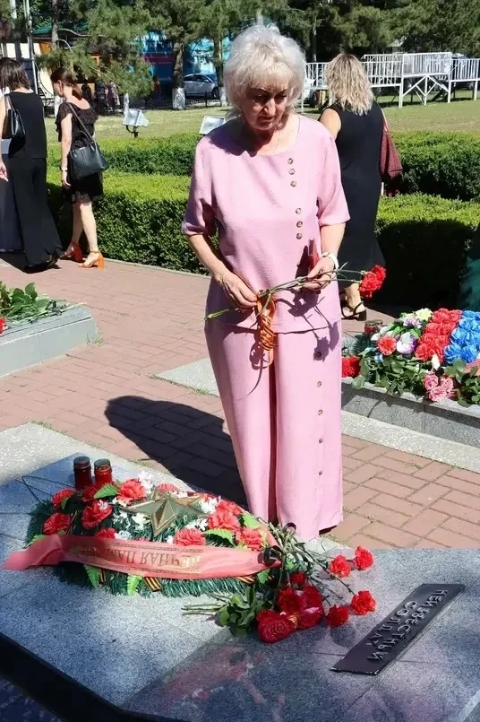 Сегодня по всей стране — минуты молчания и живые цветы у вечного огня.🐦‍🔥

Мы вспоминаем тех, кто 