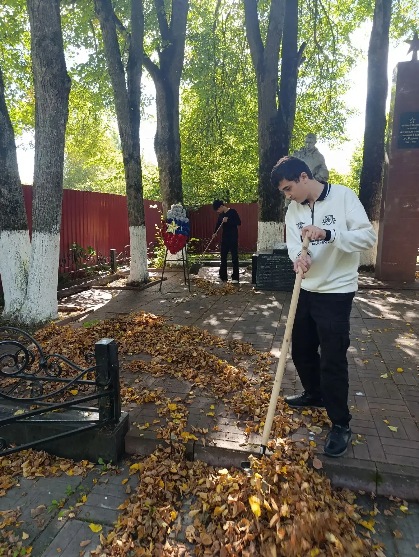 В первые сентябрьские дни активисты "Движения Первых" МБОУ Назарьевская СОШ привели в п...