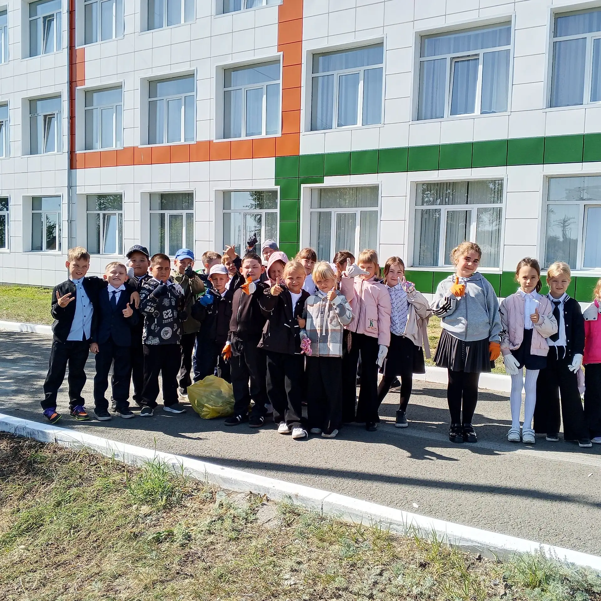 Ребята 2 В класса приняли участие в общешкольном субботнике по благоустройству территор...