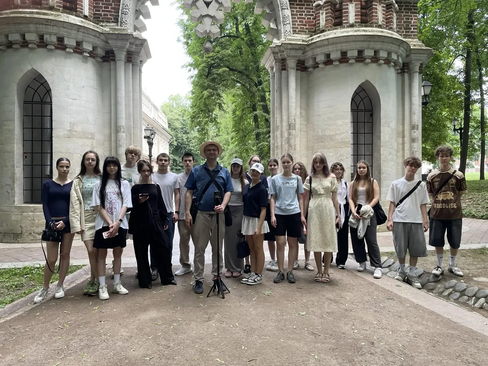 #летнеевремя
🏛️Царицыно: школьники подготовили рассказы об объектах ансамбля

В рамках летней профи