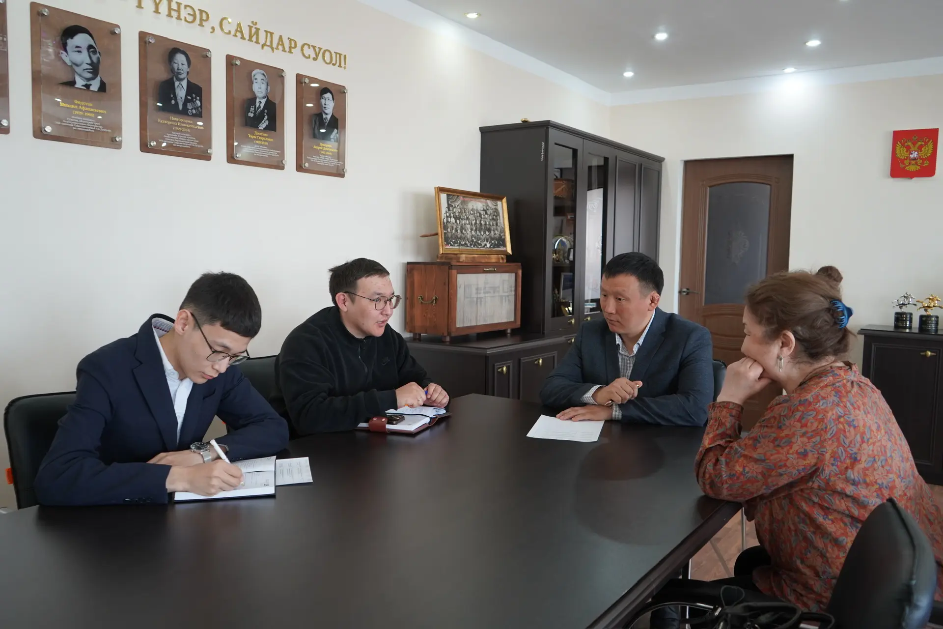 БАҺЫЛЫГЫ КЫТТА ТУС КӨРСҮҺҮҮ  Бүгүн, муус устар 29 күнүгэр, улуус баһылыга Дмитрий Тихонов дьонун-сэр
