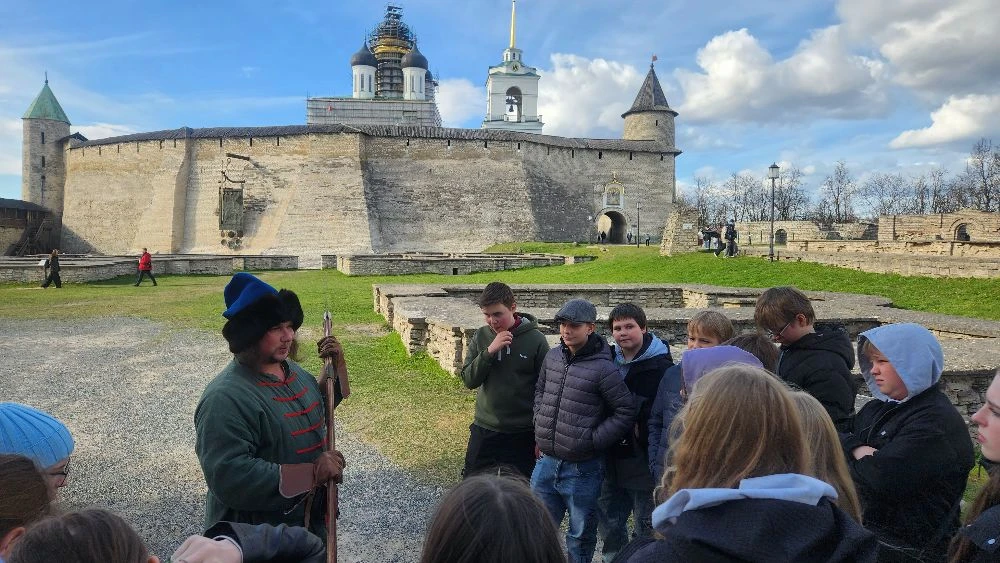 Путешествие к истокам: Псков и Изборск 🏰📜  Ученики 6 «Б», 10 «А» и 11 «Б» классов совершили незабыва