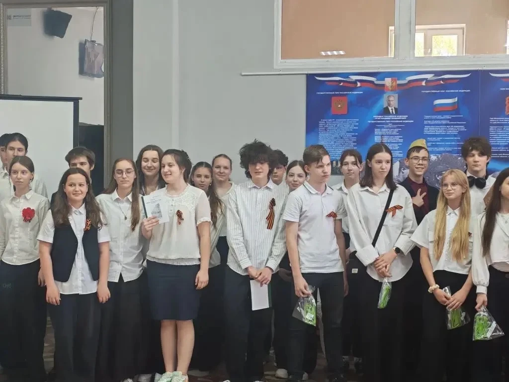📢 8Б класс принял участие в викторине ко Дню Победы!  Сегодня, 5 мая, ученики 8Б класса с азартом и 