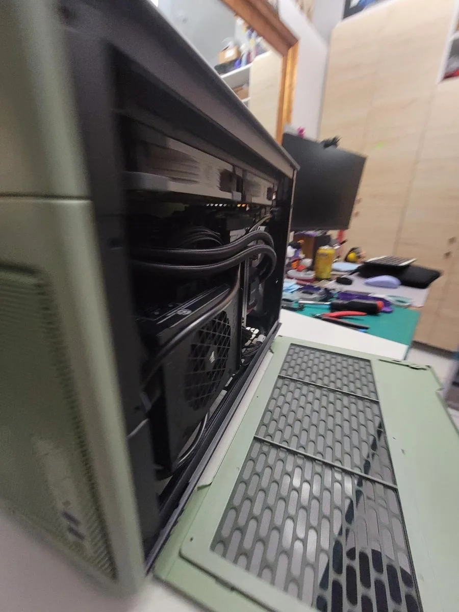 На оценку сборку : ( не любитель rgb)

Intel Core i9-14900K (24 ядра, 3.2 ГГц)

be quiet! Pure Loop 