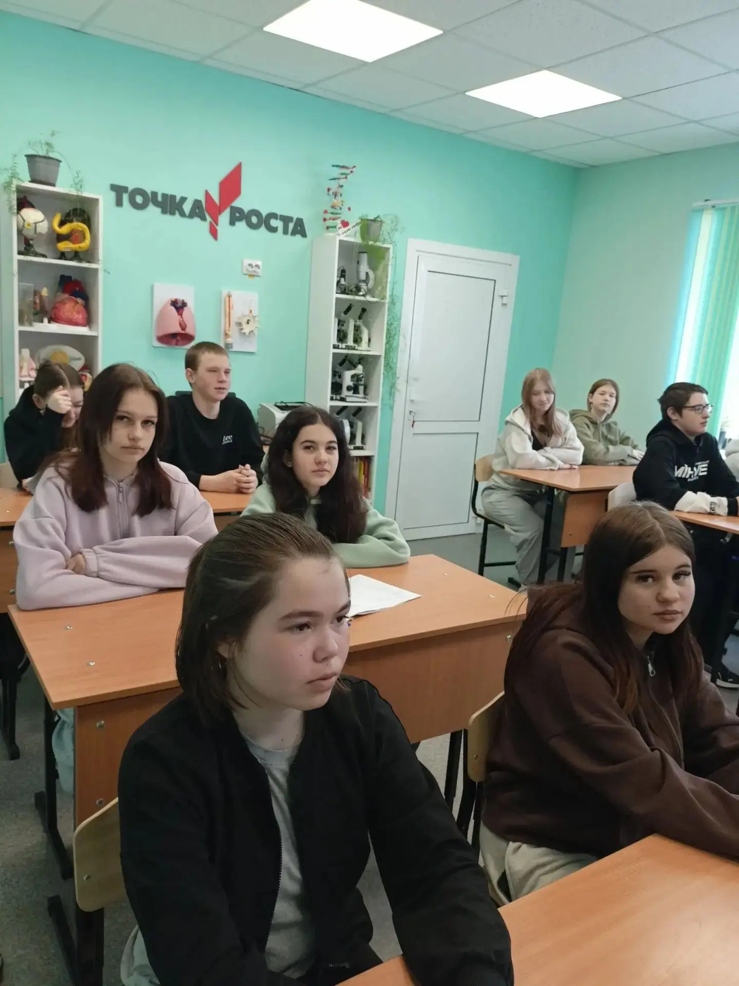 Ко Дню Государственного флага Российской Федерации в школах проходят тематические патри...