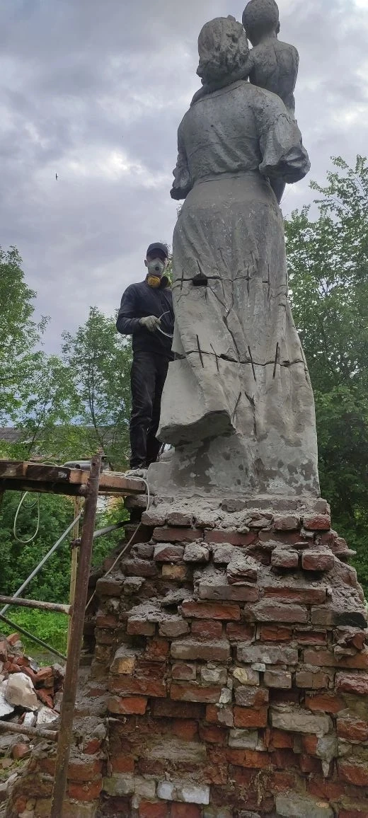 Начаты работы по ремонту памятника "Мать и Дитя" в г. Губаха. Памятник давно находиться...