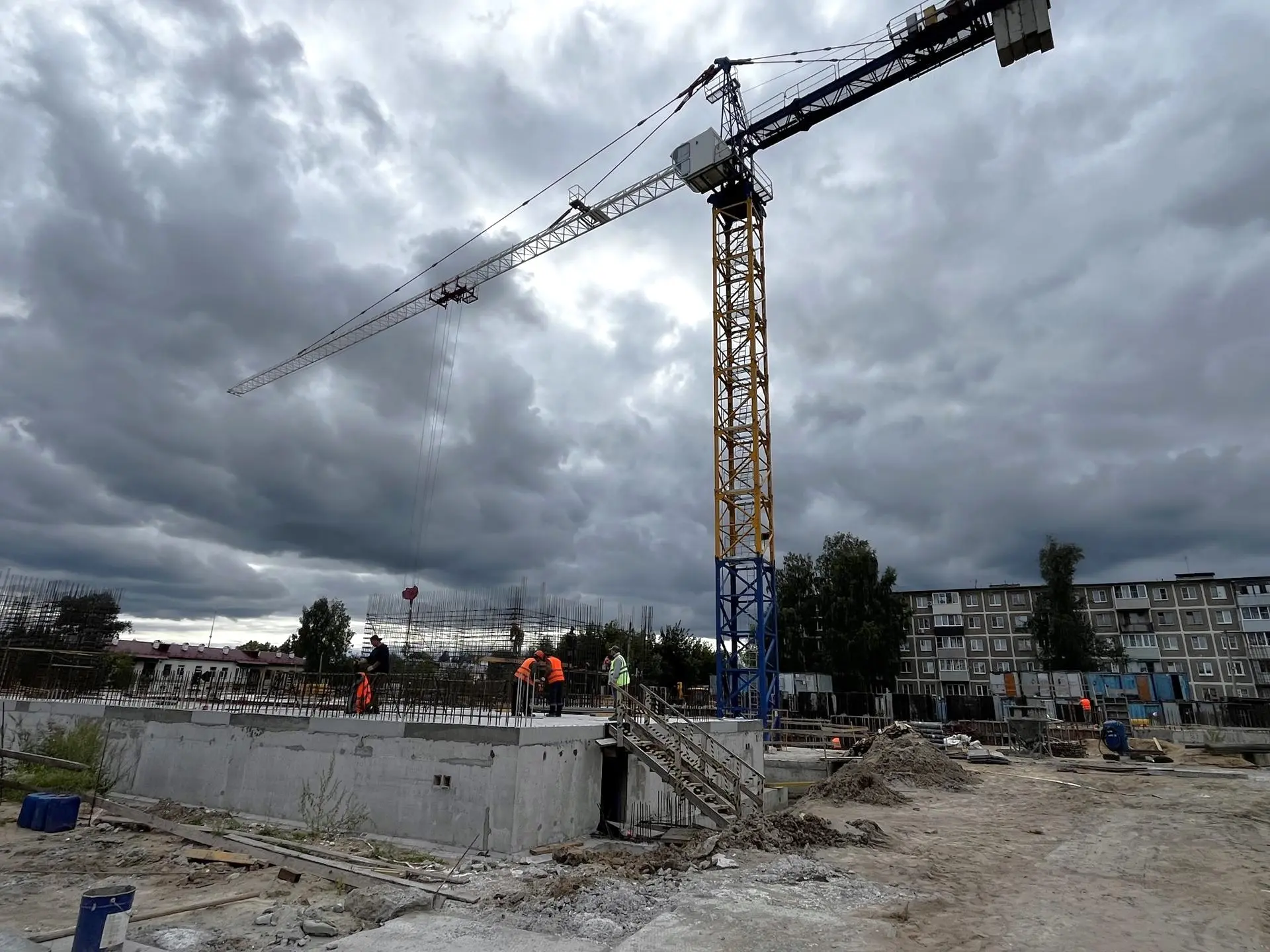 🏗️ Фундамент готов, стены растут: стройка образовательного комплекса в Рошале идет по ...