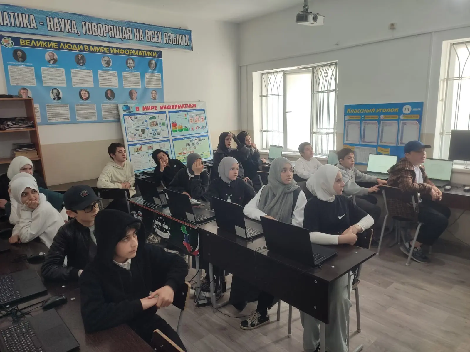 В один из предпраздничных дней в МКОУ "Гимринская поселковая СОШ" историк школы Абдулха...