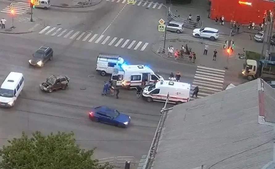 🚨 В Челябинске на Доватора — Шаумяна машина заглохла на перекрёстке, а затем в неё и в...