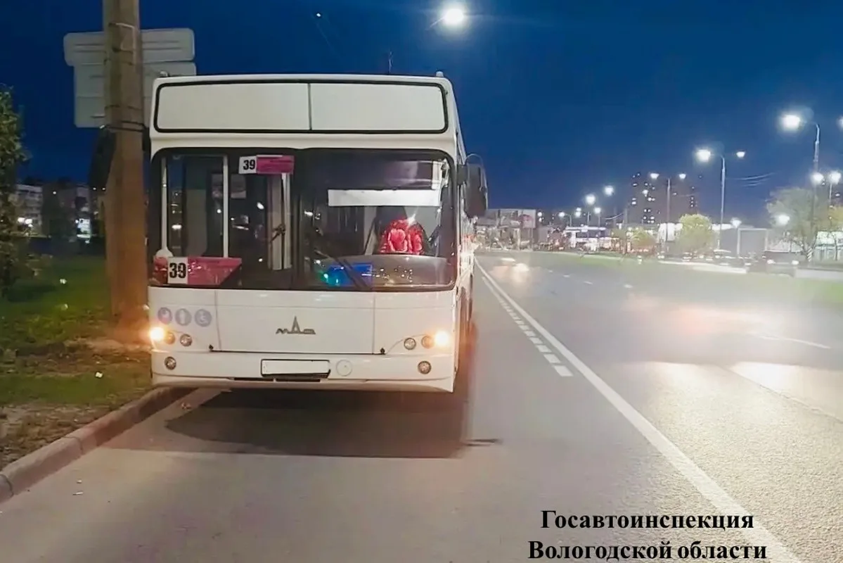 И снова автобусы: в Череповце девушка споткнулась в салоне и попала в больницу