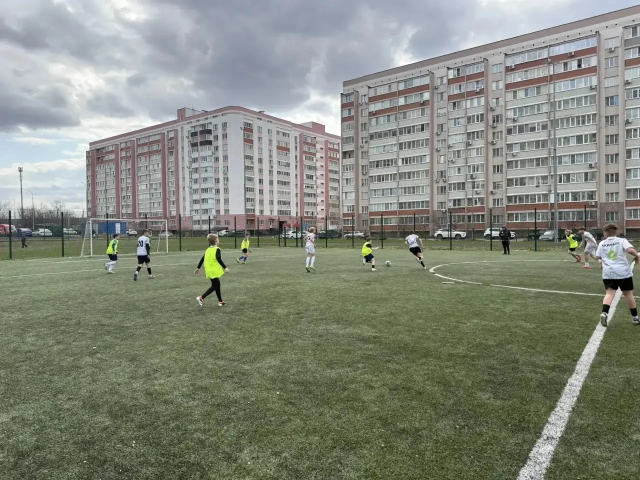 🏆 Кожаный мяч: наша команда в тройке сильнейших!  С 13 по 23 апреля на базе МБОУ СОШ №78 им. В.А. Гл