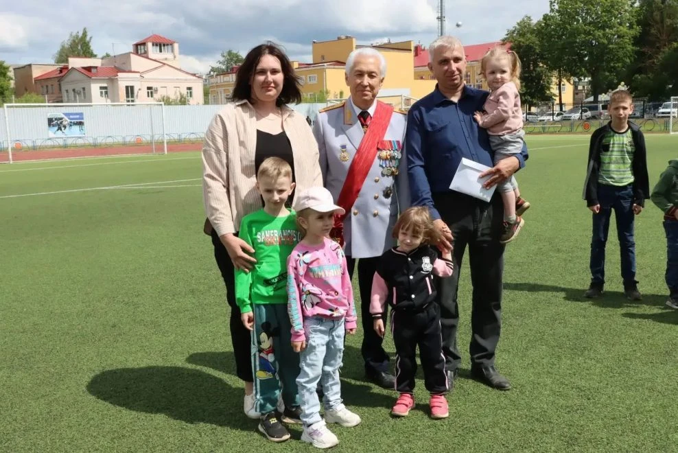 👨‍👩‍👧‍👦 8 детей, 15 лет брака и крепкое офицерское плечо: секрет счастья большой се...
