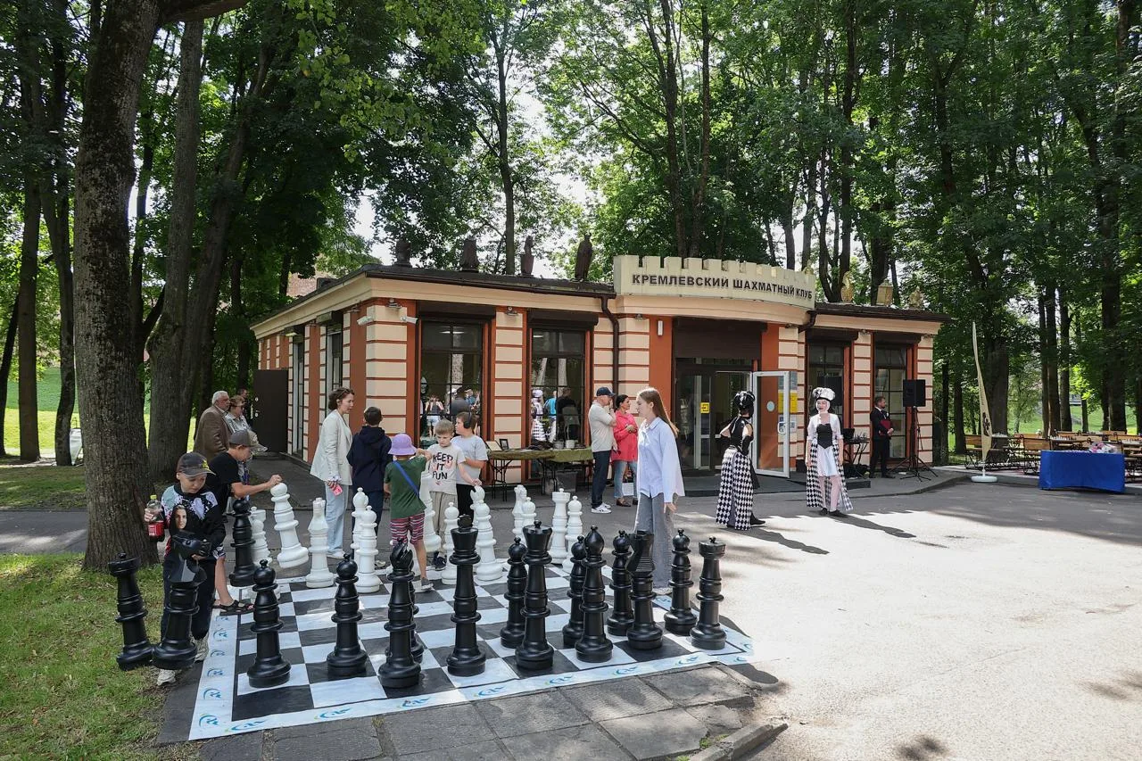 В Новгороде открыт «Шахматный бульвар РВИО»

Он будет работать в Кремлёвском парке города. Это уже 5