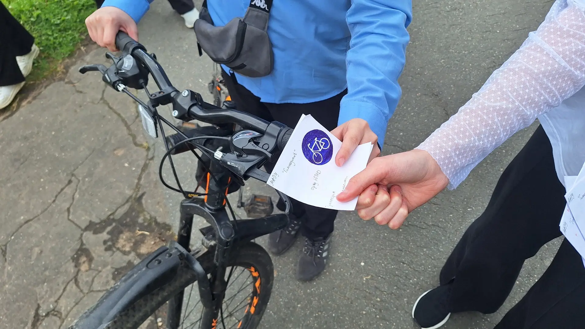 С самокатом и СИМ безопасно колесим! 🛴

Участники отряда ЮИД "Траектория безопасности"  в преддвери
