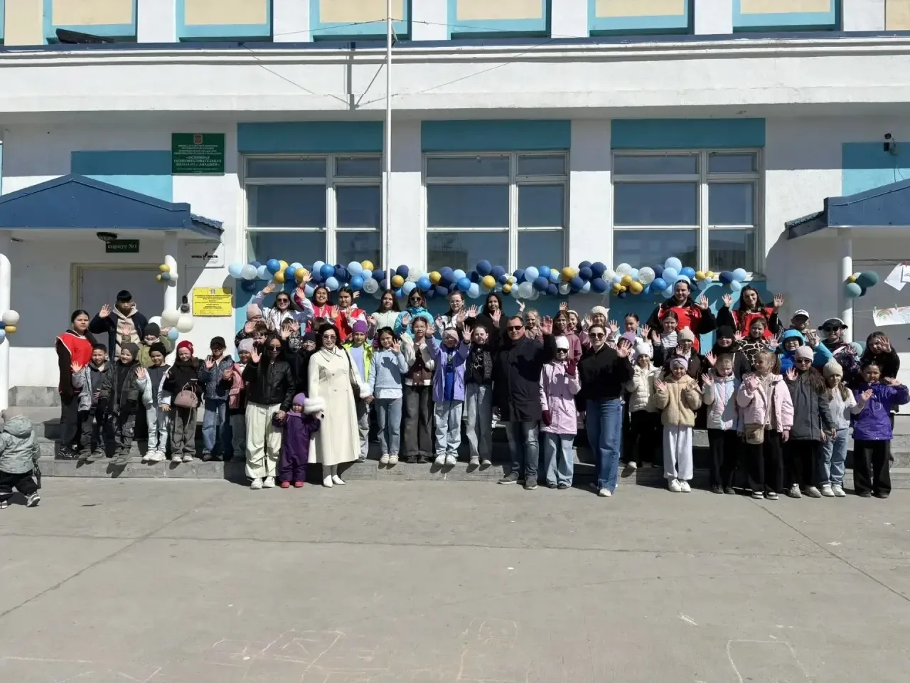 Сегодня во всех районах Чукотки проходят праздничные мероприятия, посвященные Дню защит...
