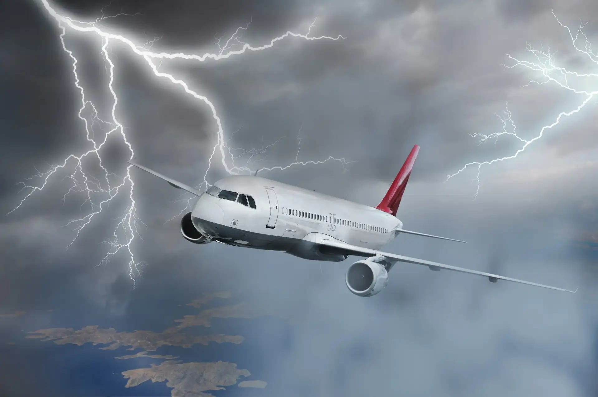 ⚡Удар молнии в самолет: почему лайнеры не падают с неба✈️