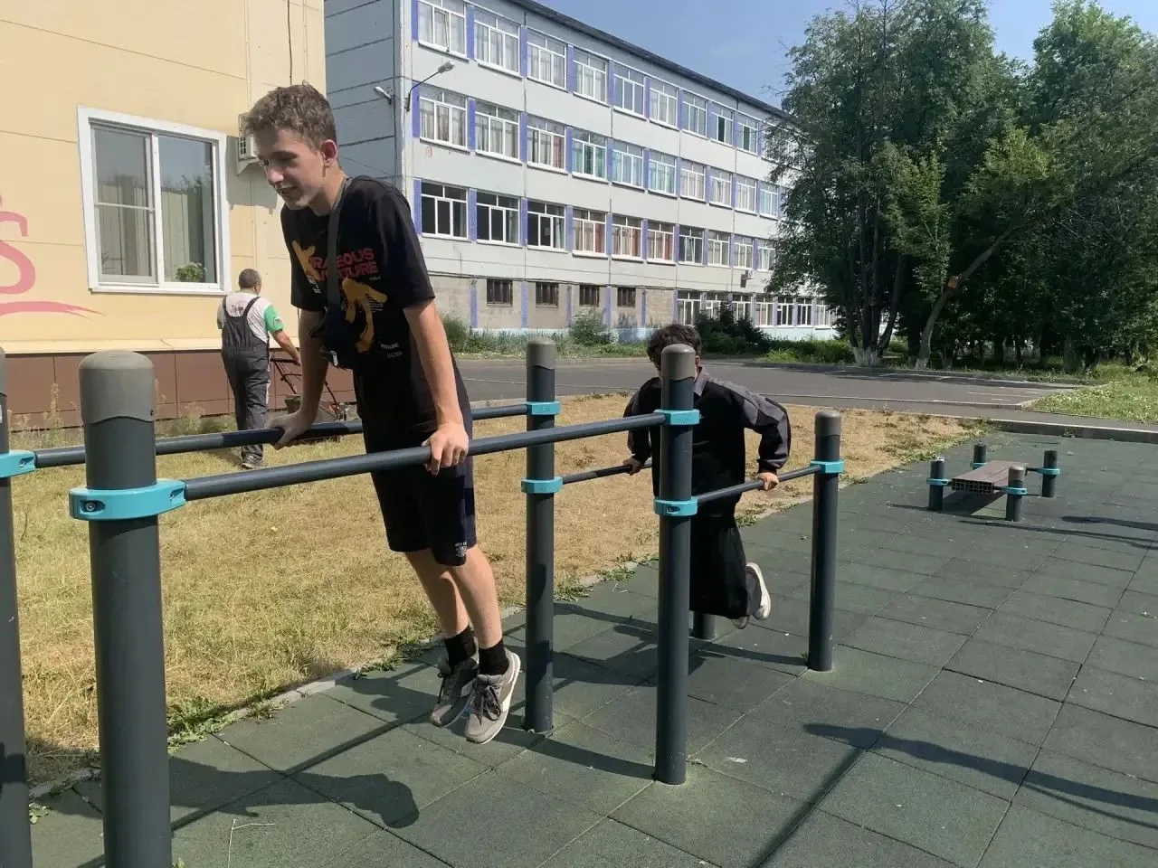 Школьная летняя спортивная площадка продолжает свою работу!

Сегодня ребята занимались на воркаут-пл