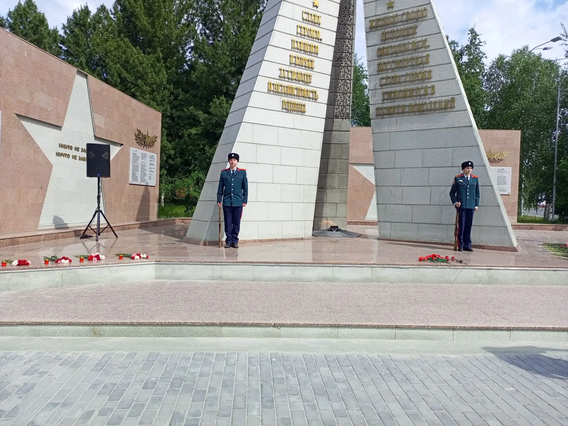 Помним о важном

22 июня — Дня памяти и скорби — наши учащиеся приняли участие в митинге у Вечного о